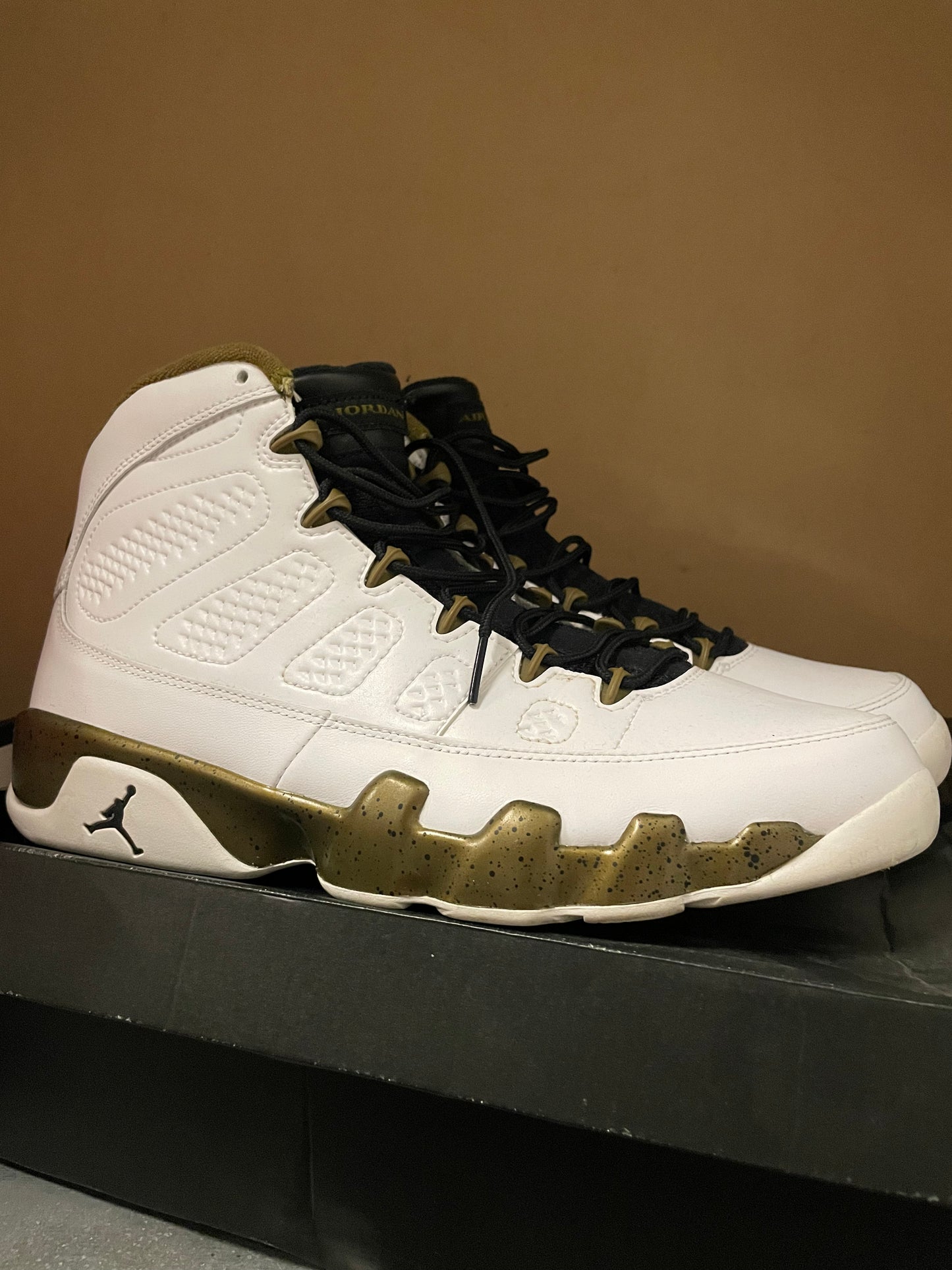 Air Jordan 9 “Statue” (Pre-Owned)